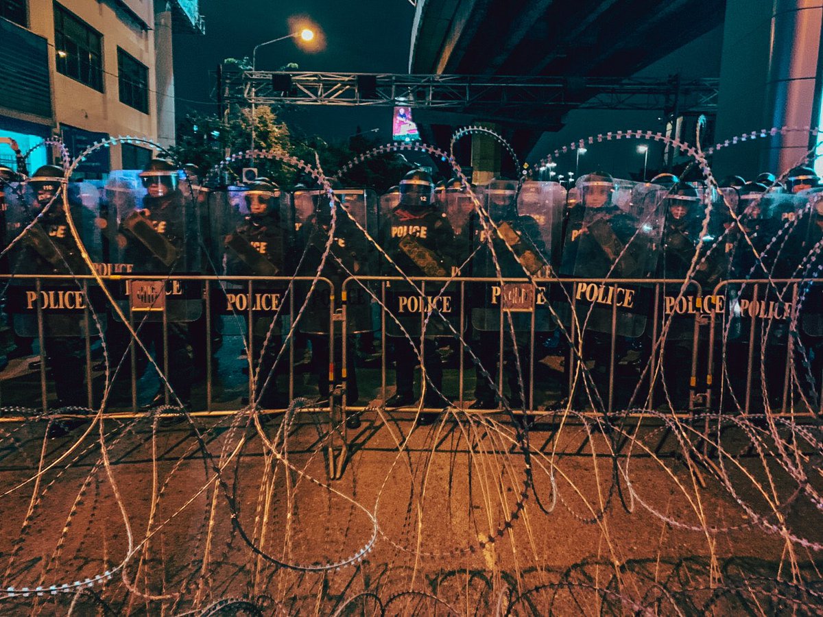 _SfHONZF's tweet photo. The Police         VS         The People
#ม็อบ8พฤศจิกา #มือลั่นเหมือนพ่อมึงเลย https://t.co/1KWbmaVvy2