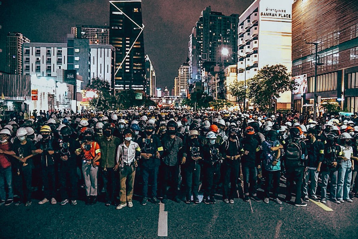 _SfHONZF's tweet photo. The Police         VS         The People
#ม็อบ8พฤศจิกา #มือลั่นเหมือนพ่อมึงเลย https://t.co/1KWbmaVvy2