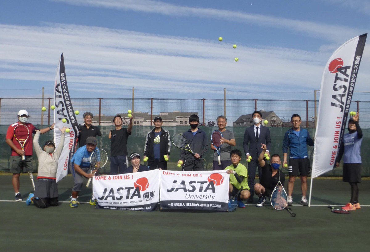 JastaUniversity's tweet photo. 本日、#東京海上日動多摩グランド にて練習会を行いました！

総勢14名の方が参加して下さり、大阪から参加いただいた方もいらっしゃいました😊

私も大学生サポーターとして久しぶりに参加させて頂きました！

手足に障がいをお持ちで立ってテニスをする方、健常者サポーターの方を募集しています！ https://t.co/FSbW6HnSQ3