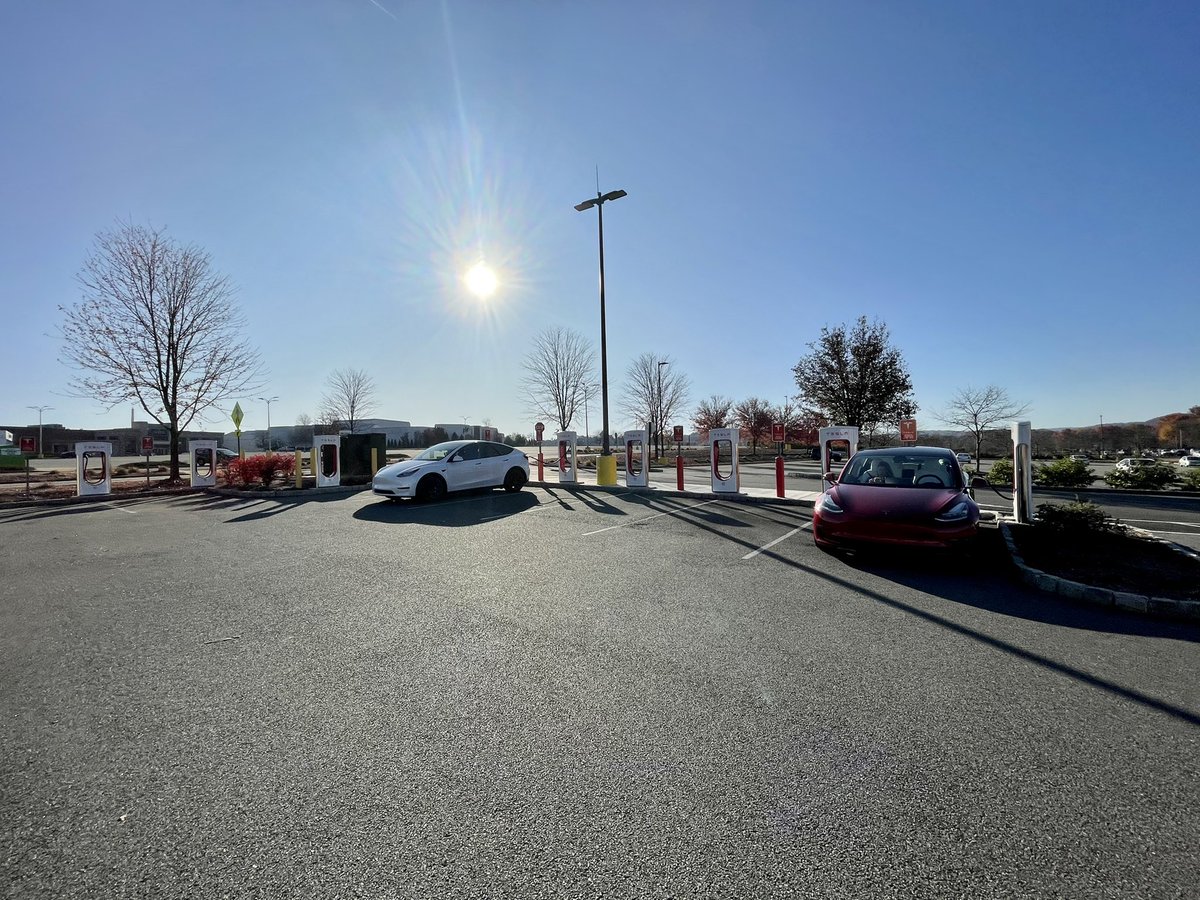 ropo724's tweet image. Quick charge before heading back home 😁⚡️🔋
#tesla #teslamodel3 #teslamodel3performance #supercharging