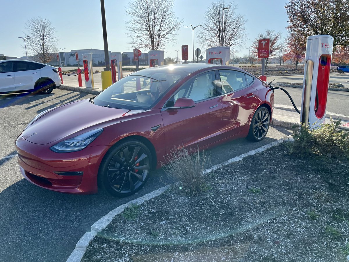 ropo724's tweet image. Quick charge before heading back home 😁⚡️🔋
#tesla #teslamodel3 #teslamodel3performance #supercharging
