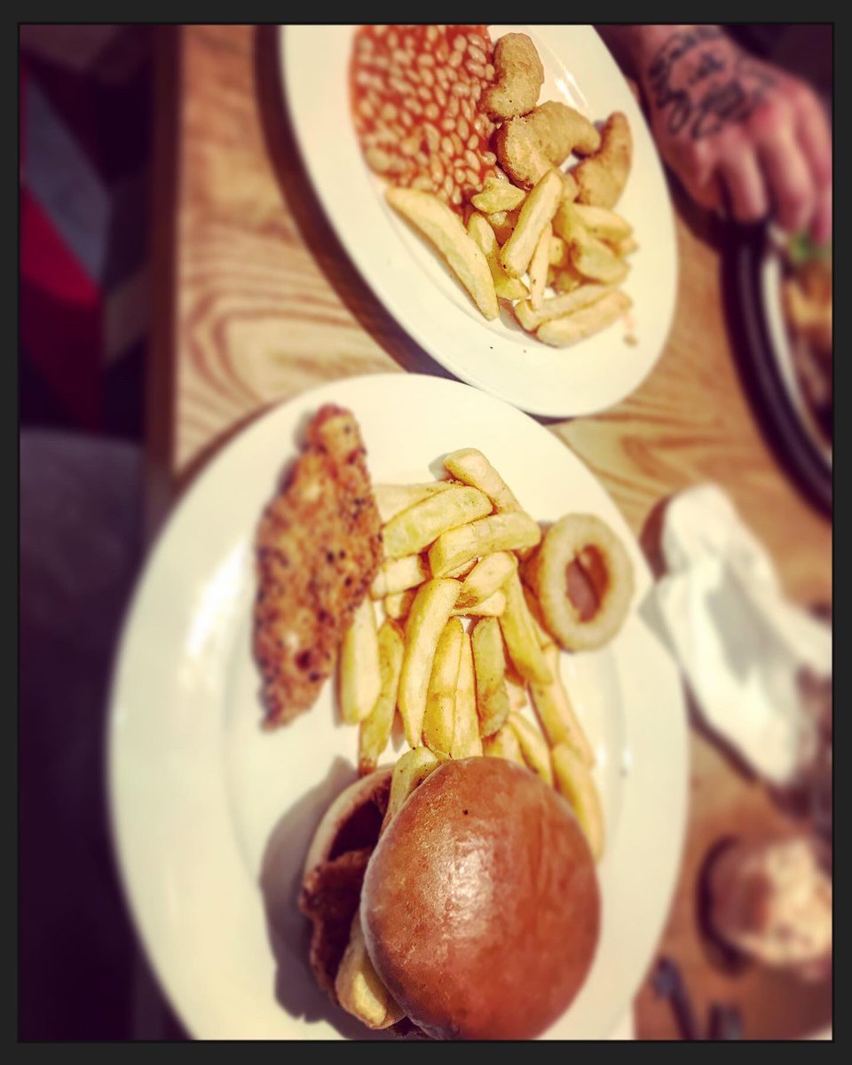 biglazygaming's tweet photo. Food was amazing at the least to say and yes I did get 2meals 😝 big dreams have to be fuels big #Biglazygaming #blgnation #foodporn #twitch https://t.co/reL6xSQ5bN