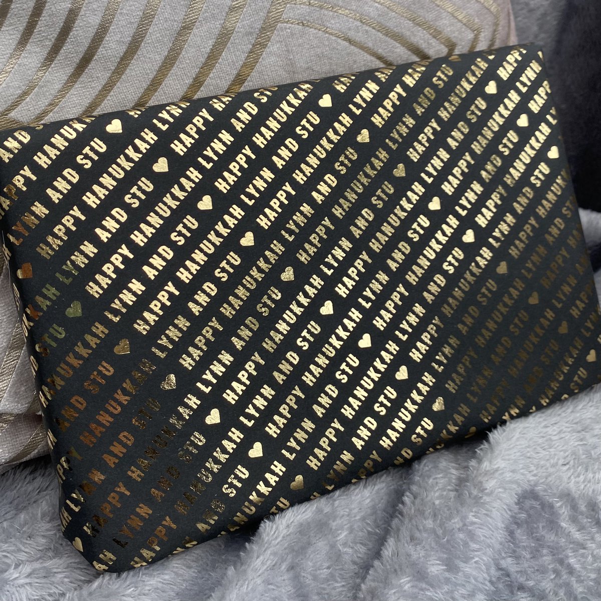 Want to send #HanukkahGifts with luxury personalised wrapping paper?

Type your personalised #Hanukkah message, choose the colour paper &amp; foil font and an icon.

Turnaround time = 5 working days from order to your door.

#happyhanukkah #happyhanukkahgifts
#hanukkah2020🕎🔯