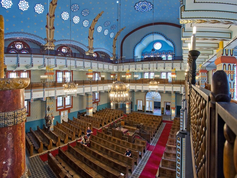 Speaking of Polychromy, lets jump back to Budapest for the city’s main Orthodox place of worship, the (i think you’ll agree) rather unparalleled Hungarian Art-Nouveau Kazinczy Street Synagogue from 1913
