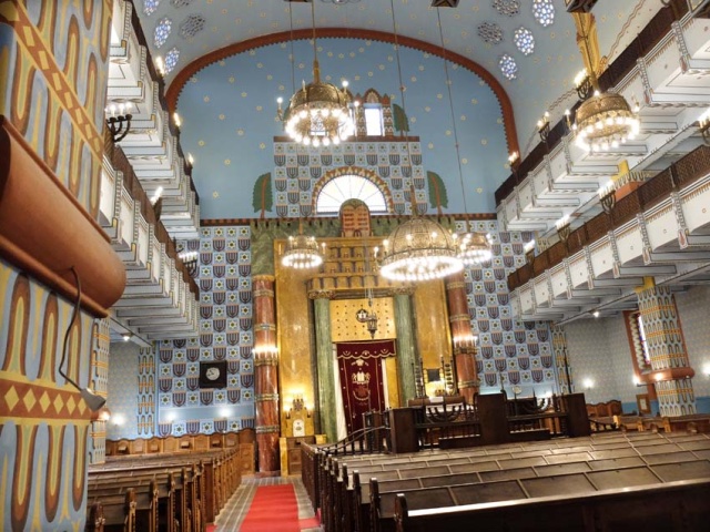 Speaking of Polychromy, lets jump back to Budapest for the city’s main Orthodox place of worship, the (i think you’ll agree) rather unparalleled Hungarian Art-Nouveau Kazinczy Street Synagogue from 1913