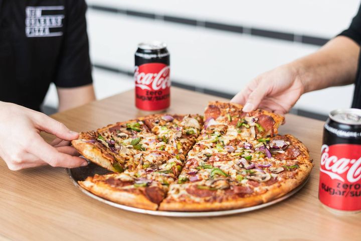 NewOrleansCAN's tweet photo. Slice, slice babyyyyyy 🍕👶
#NewOrleansPizza #Pizzeria #PizzaNearYou #FoodPics #WeekendVibes #HappySunday #PizzaLover #PizzaOverEverything #Foodie #Foodgasm #6ixFoods #Delicious #Canada #CanadianCompany #Community #Friends #SundayFunday #PizzaDream https://t.co/LPQm7hN9sV