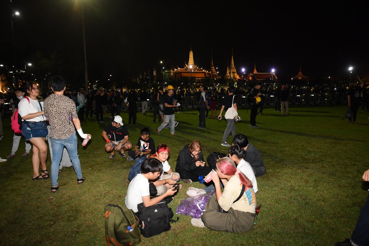 Some protesters took this opportunity to set up a picnic on Sanam Luang before going home.  #ม็อบ8พฤศจิกา  #Thailand  #KE  #whatshappeninginthailand
