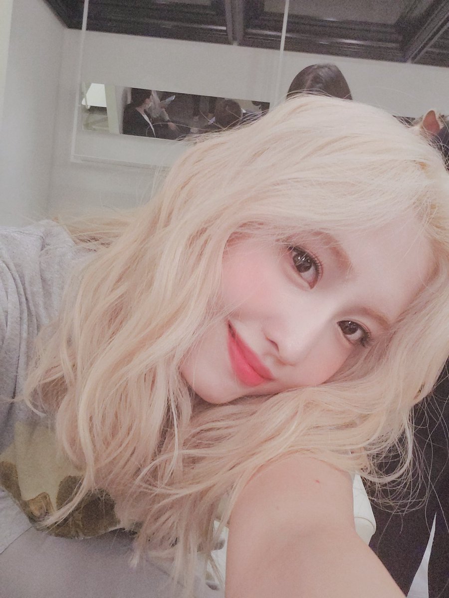 misayeon's tweet photo. Happy birthday to our dancing mochine Momo 🎂 Thank you for always doing so much to spend time with fans, holding dance classes on vlive, always doing your best no matter what it is. Thank you for existing ♥️🍑 @JYPETWICE 

#HappyMOMOday
#OurPeachMomoDay
#모모와_함께한_6번째_겨울 https://t.co/82F1TRyQ75