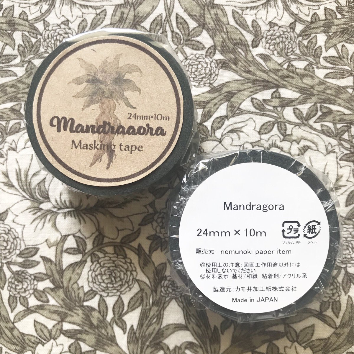 #紙物標本箱
マンドラゴラグッズはまだまだございます。
文庫本のブックカバーにすると、まるで洋書のような佇まいになるラベル付きのクラフトペーパー。
行進するマンドラゴラたちの中に引っこ抜かれる前の子が紛れているマスキングテープ。
どちらも深緑が美しいユニークな紙雑貨に仕上がりました?
