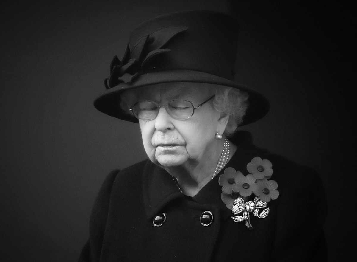 ChrisJack_Getty's tweet photo. HM Queen Elizabeth II pays her respects from the balcony at The Cenotaph during today’s Remebrance Sunday events in central London https://t.co/B3pYZI9qbz