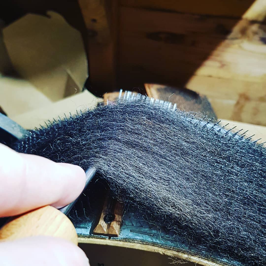 tottles_weavers's tweet photo. Carding up more of this gorgeous #shetlandwool the old fashioned way on a rainy Sunday afternoon, while Baby Yeti is asleep 😊🌧👶🏻
.
#imakeyarn #spinningwheel #spinningwool #britishwool🇬🇧  #cardingwool https://t.co/dfTsrCN7B8