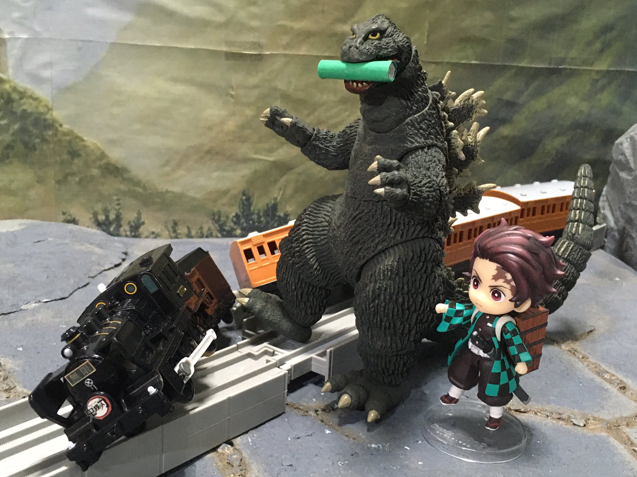 ガンダム　鬼太郎　ゴジラ等　フィギュア　まとめ　12点セット Amazon.com: NECA 2019 Godzilla: Godzilla V2 Head-to-Tail 12