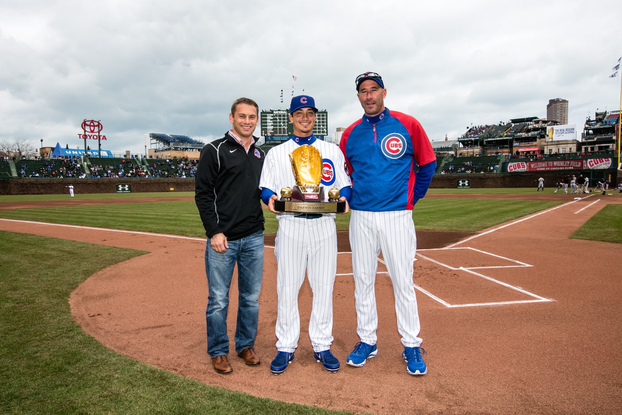 Happy Birthday to another Gold Glover, Darwin Barney! 