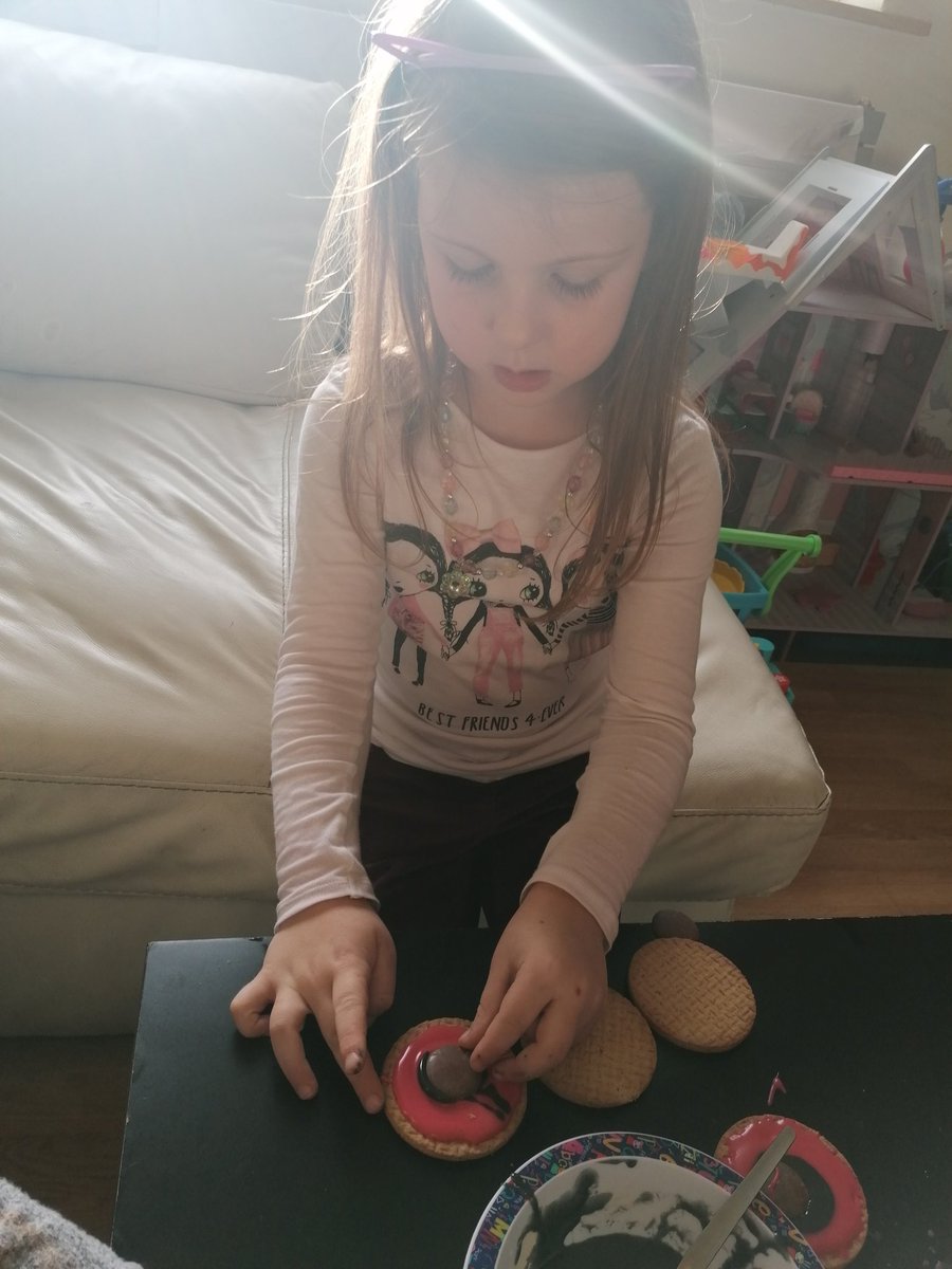 vixieG's tweet image. This weekend Poppy-lea paid tribute to the soldiers by reading In flanders fields, she coloured her own mini book of the poem and talked about the pictures and why celebrate remembrance day she also decorated biscuits to look like poppies  @sthelensCEPS #LestWeForget