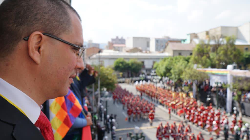 Cancilleria_ve's tweet photo. #FOTOS | Venezuela presente en el desfile  cívico-militar por la recuperación de la democracia, desde La Paz, #Bolivia. https://t.co/4W2mNl0bdJ