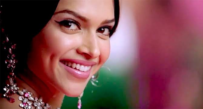 FanpageDeepika's tweet photo. #13yearsofshantipriya
#13YearsOfOmShantiOm
#13YearsOfDeepikaPadukone
❤️😍😘😘 https://t.co/6MTbxgBxVZ