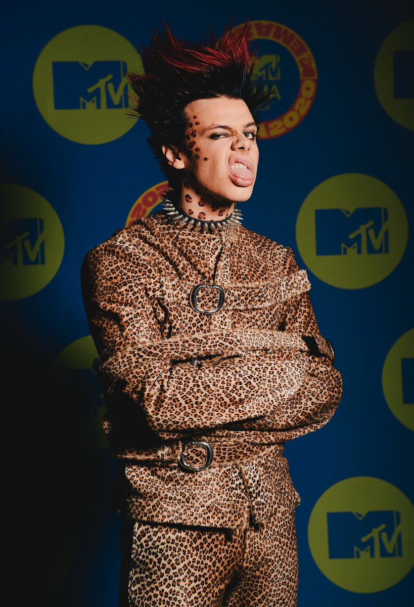yungblud's tweet photo. ill bite ya back ... see u on stage🖤🧷
#emas https://t.co/fP5g3bvwkk