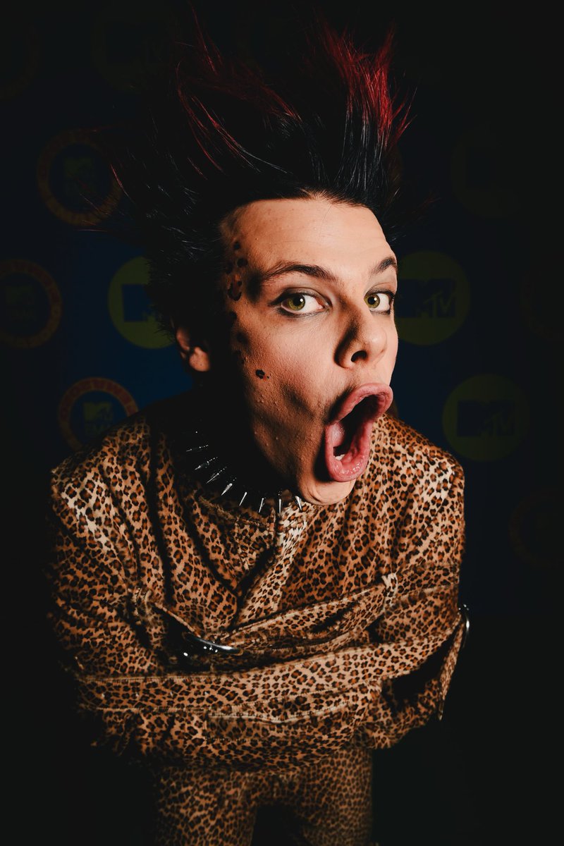 yungblud's tweet photo. ill bite ya back ... see u on stage🖤🧷
#emas https://t.co/fP5g3bvwkk