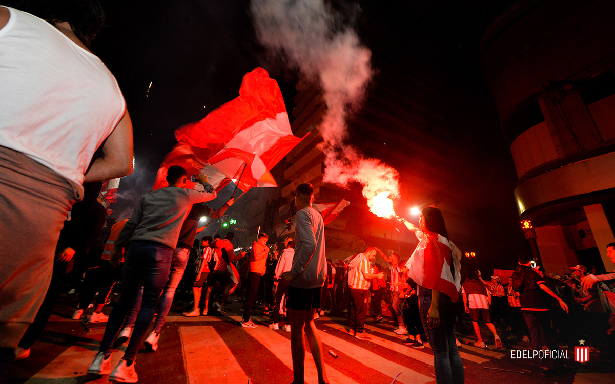 EdelpOficial's tweet photo. 🛣️ Estas calles son mías, todas caminadas con el corazón ❤️.  ¿Abrimos hilo con las mejores imágenes y videos de aquel día? 🤩 ¡Esperamos tu aporte! 📸

#encasaparasiempre 🏟️ https://t.co/xy9et0yxiH