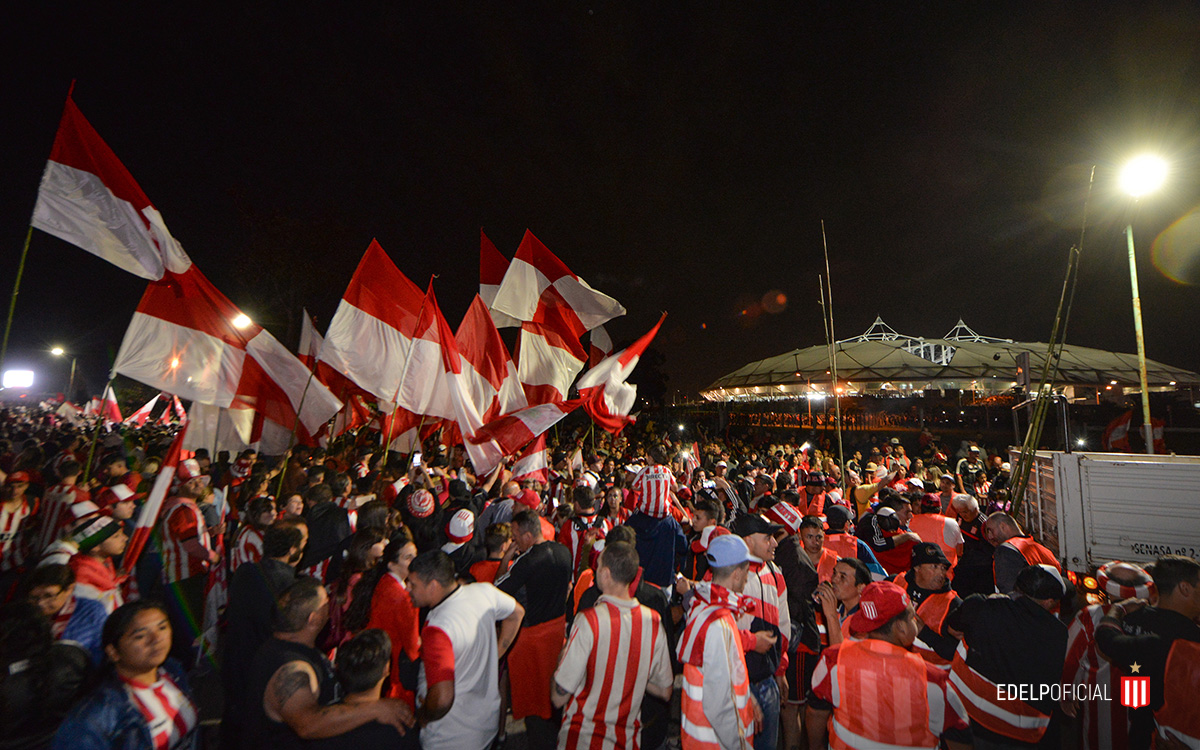 EdelpOficial's tweet photo. 🛣️ Estas calles son mías, todas caminadas con el corazón ❤️.  ¿Abrimos hilo con las mejores imágenes y videos de aquel día? 🤩 ¡Esperamos tu aporte! 📸

#encasaparasiempre 🏟️ https://t.co/xy9et0yxiH