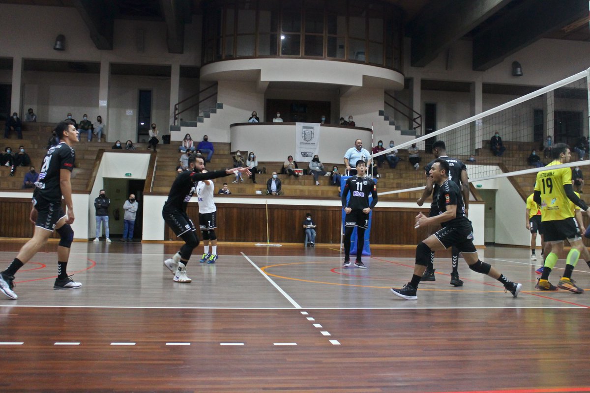 fontebastardo's tweet photo. 📸 Momentos da partida de ontem frente ao SC Espinho
#SomosAJFB #AJFBSM #ajfb #voleibol #voleibolacores https://t.co/7BLgVVHNGv