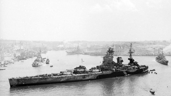 NebulaHawkBB's tweet photo. What 2 'treaty battleships' had the most unusual 16 inch naval guns layout? The Royal Navy's HMS #Nelson and HMS Rodney - which had 3 triple 16 inch gun turrets 'forward of their superstructure'. More #armour 'could be worked in' whilst meeting displacement limits. ⚓️🇬🇧🔫 https://t.co/N5T8iVRY0w