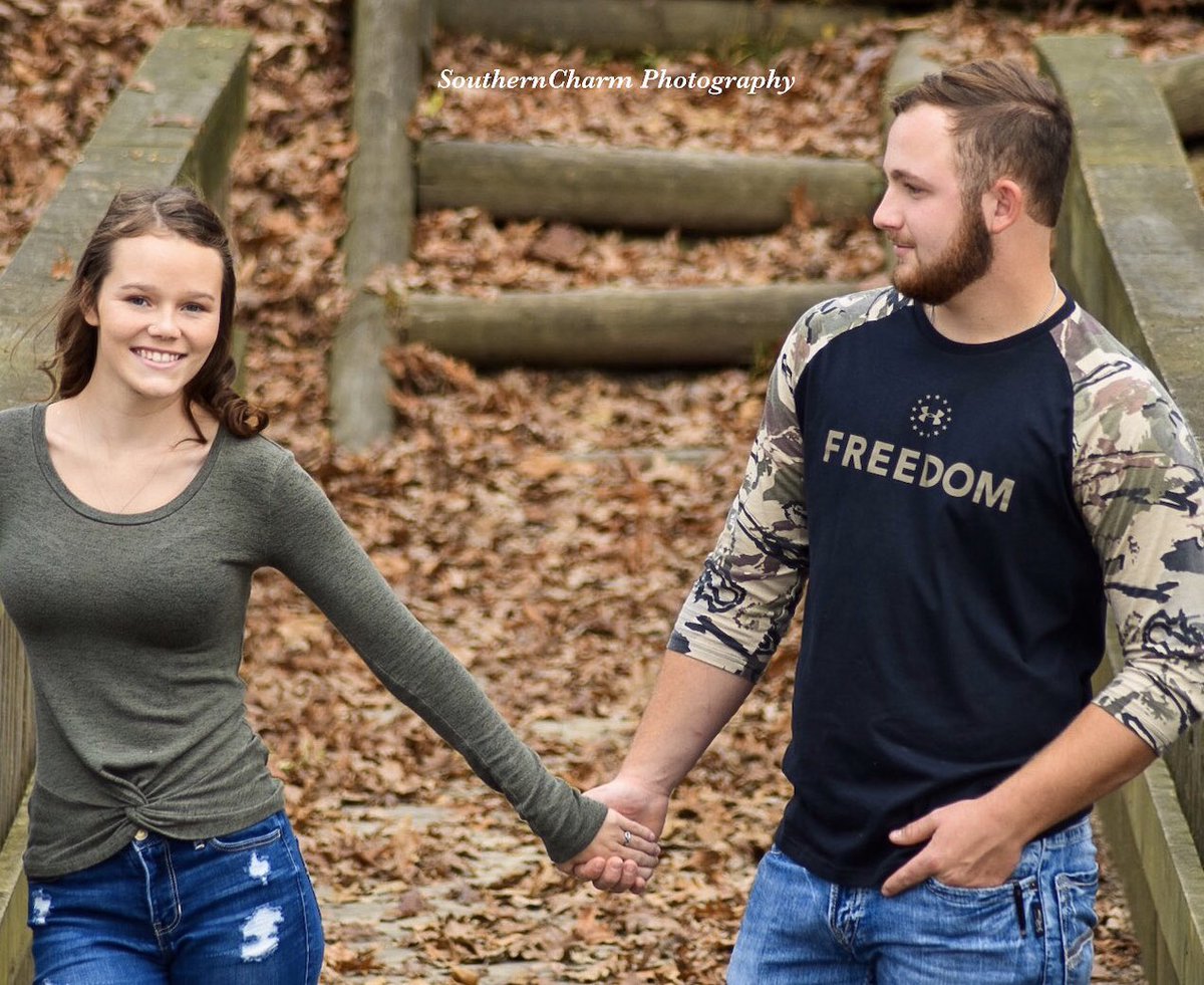 SoutherncharmP's tweet photo. #fall #coupleshoot 🤎🍂🍁✨ #portraitphotography #couplesgoals #coupleshoot #Photoshoot #fallvibes #fallseason #loveisintheair #outdoorfun https://t.co/d2sHXgNbt6
