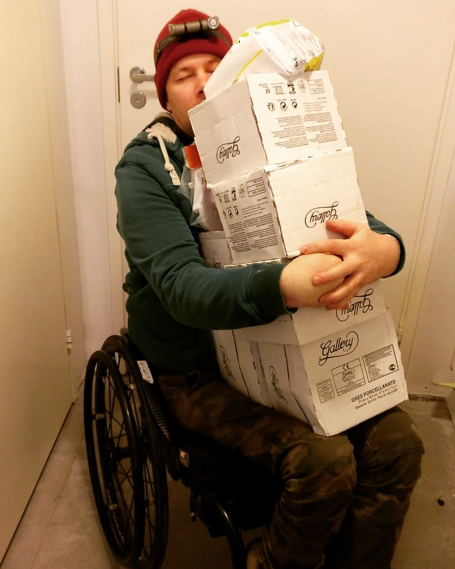 HeikkiKonttinen's tweet photo. Kun on kyse rakentamisesta, kyse on intohimosta. Ja kelkasta jää hyvinkin pian jos sitä ei ole.
Jos joku tarvii #kameli ilmottaudun. 60kg laattoja sylissä kun rahtaa, kynnyksien ylityksiin pitää jo vähän keksittyä😀 #keulatylös #hitaasti #remontti #esekofi https://t.co/M42caIuBzV