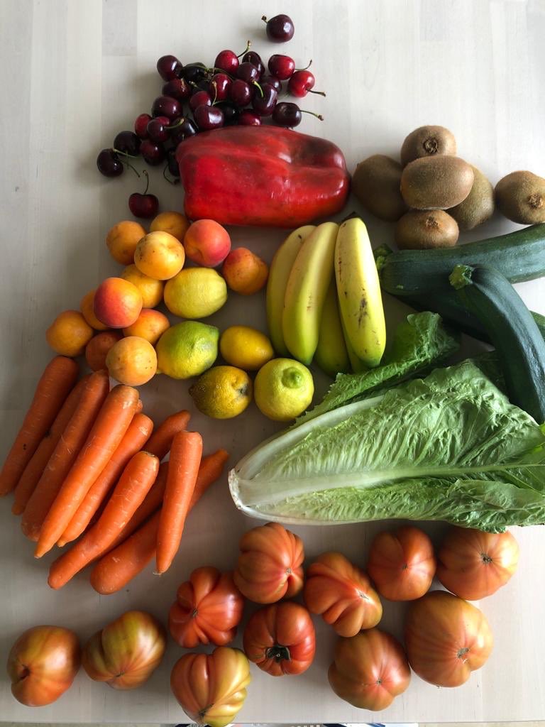 MonoComeBanana's tweet photo. Preparadas para el confinamiento 👏🏻🥒🥬🍅🍑🥭🍇🍓🍊🍋🍈🍏 https://t.co/VQfEjfhcuR