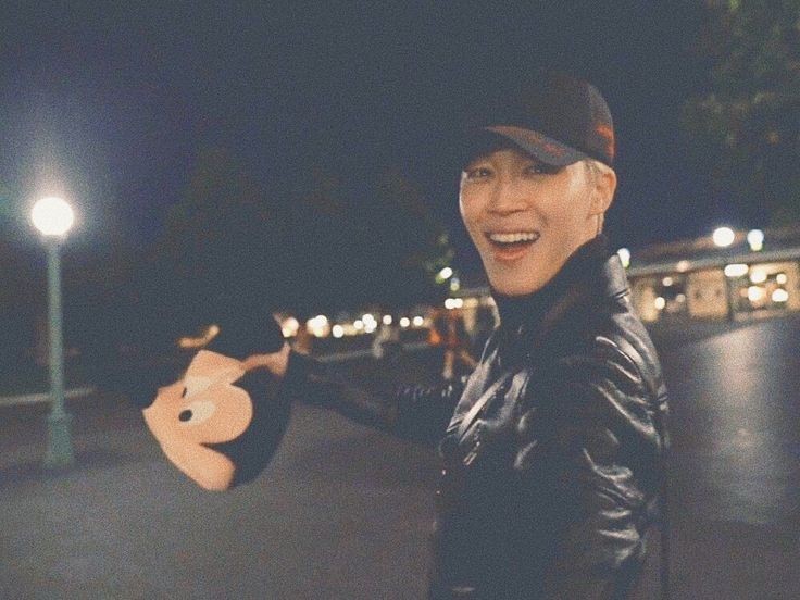 jminmink's tweet photo. 3 años desde que Jimin no miraba a la cámara sino a Jungkook, donde cada mirada era tan natural, sin filtro y la felicidad de ambos sigue siendo más fuerte cada año 💞 
#3YearsWithGCF
#3YearsWithGCFTokyo
#3yearswithGCFinTokyo

@BTS_twt #JK #JM https://t.co/o9J2Dhd1Yh