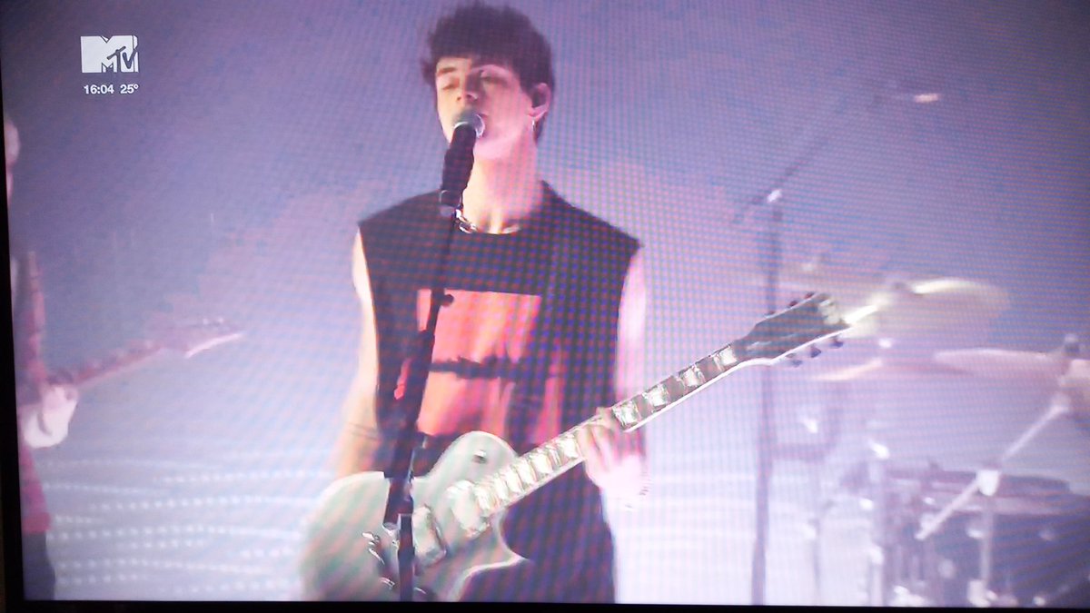 wdwhabit's tweet photo. SIGO EN EL PISO POR EL SURRENDERRRR
#WDWEMA #MTVEMA https://t.co/bQBT49jas5