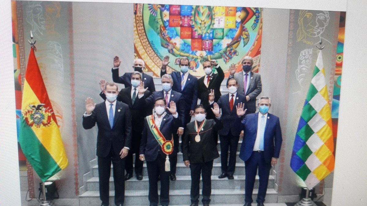 Maittena1's tweet photo. El único con el saco abierto https://t.co/xRwm8CY65a