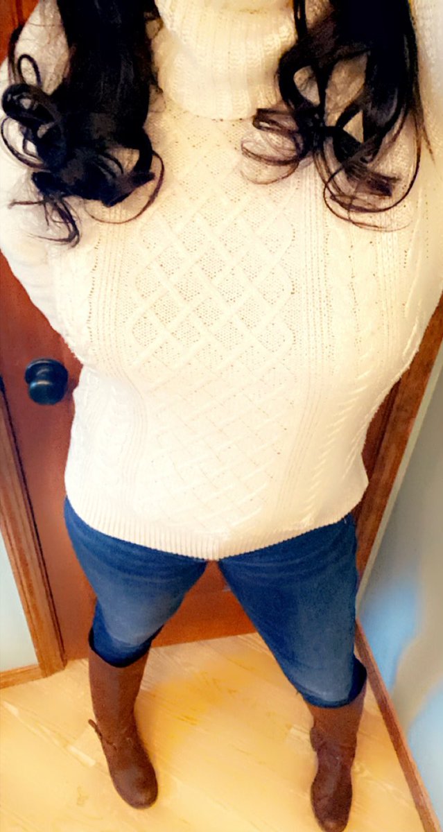 medic_sarcastic's tweet photo. It snowed! 💋 #StayingWarm #RatherBeInBed  #SweaterWeather https://t.co/w0bsOWsyFu