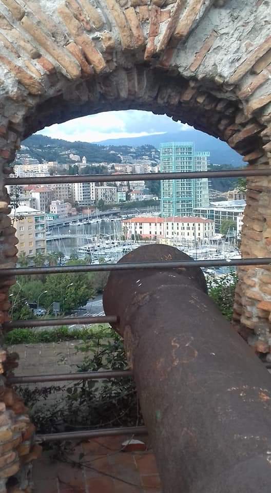 Pocahontas1913's tweet photo. La mia bellissima città #Savona #Priamar https://t.co/DhTPQKDNbc