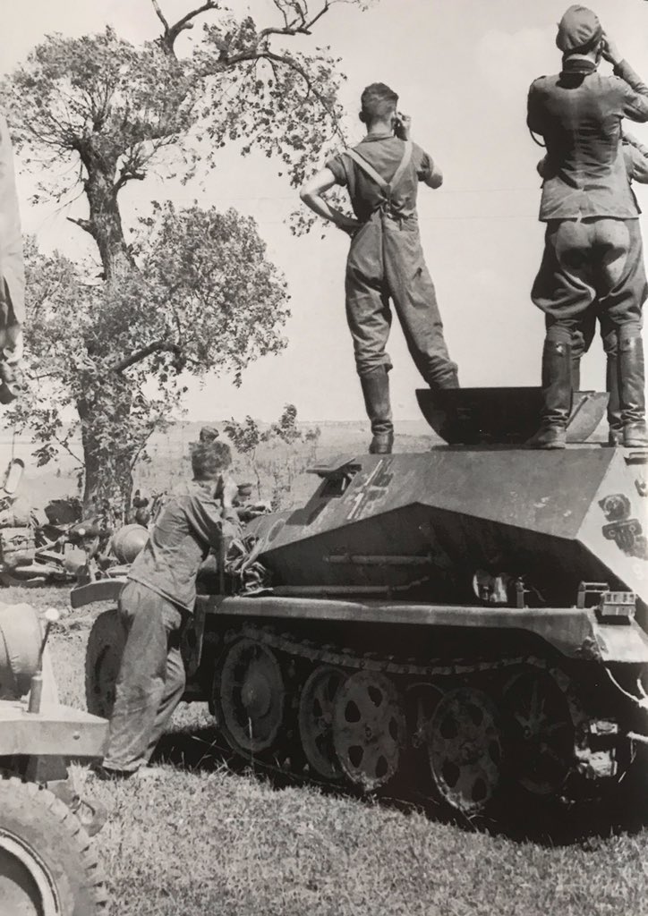 Another view, this time with additional crew members, all in a relaxed mood given their proximity behind the main line of resistance (Hauptkampflinie). We can see the width indicator of a previously unseen additional vehicle bottom left. 41c)