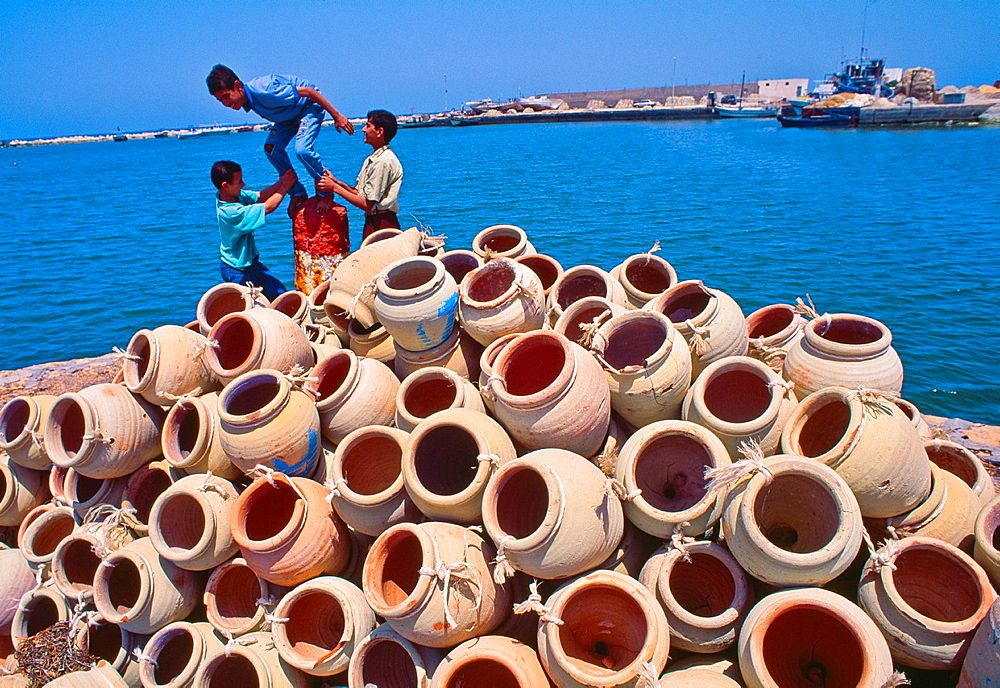 5) Ancestral fishing techniques are still practicedAncestral fishing techniques have been used for centuries and still are in many places.For example clay pots are still used to trap octopus. In Kerkennah, traps made of palm tree leaves are set in shallow waters to trap fish