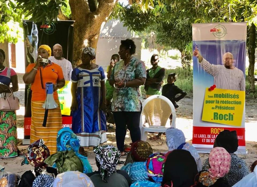 RochLabel's tweet photo. Appoline Traoré, cinéaste  burkinabè , membre de la coordination nationale du mouvement #The_Roch_Label est sur le terrain à Orodara pour des actions de proximité aux côtés de la coordination régionale du mouvement.
Roch, le label de la cohésion sociale et du développement. https://t.co/mELfbEBYla