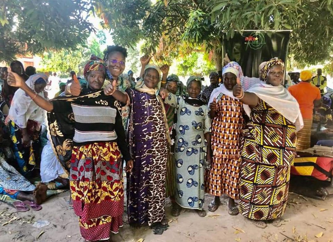 RochLabel's tweet photo. Appoline Traoré, cinéaste  burkinabè , membre de la coordination nationale du mouvement #The_Roch_Label est sur le terrain à Orodara pour des actions de proximité aux côtés de la coordination régionale du mouvement.
Roch, le label de la cohésion sociale et du développement. https://t.co/mELfbEBYla