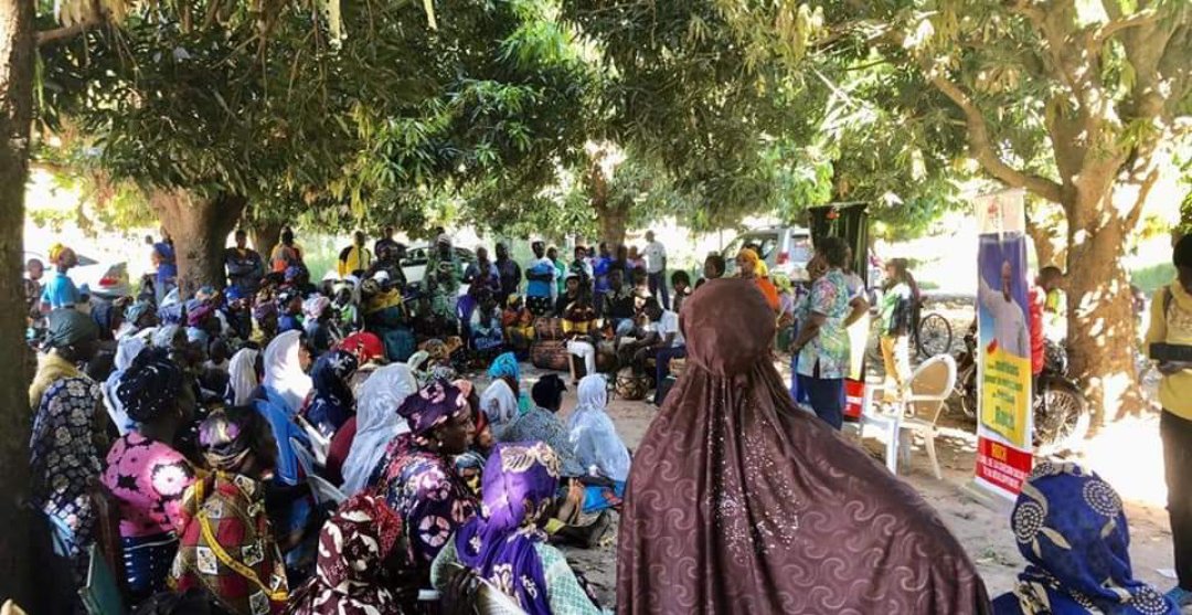RochLabel's tweet photo. Appoline Traoré, cinéaste  burkinabè , membre de la coordination nationale du mouvement #The_Roch_Label est sur le terrain à Orodara pour des actions de proximité aux côtés de la coordination régionale du mouvement.
Roch, le label de la cohésion sociale et du développement. https://t.co/mELfbEBYla
