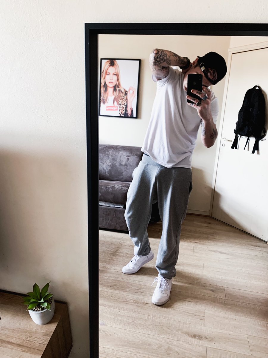RondotThomas's tweet photo. Meilleur outfit pour le vrai chill 
Jogging gris + T shirt blanc ca match vraiment bien 👌🏻 https://t.co/ulY0ATZFX6