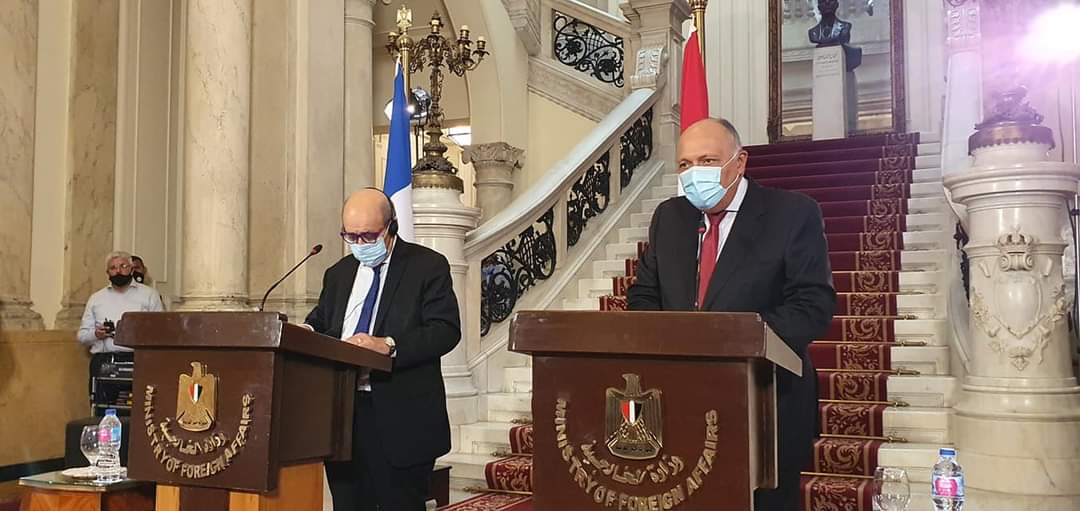 ChCambon's tweet photo. Aux côtés de @JY_LeDrian au Caire avec le Ministre des Aff Étrangères S.Choukri et le Grand Imam de la mosquée Al Azhaar,la plus haute autorité du monde musulman. Ce dernier a rappelé que les terroristes se servaient de l'Islam, ils n'étaient que des criminels et des extrémistes https://t.co/MERCyS91Q5