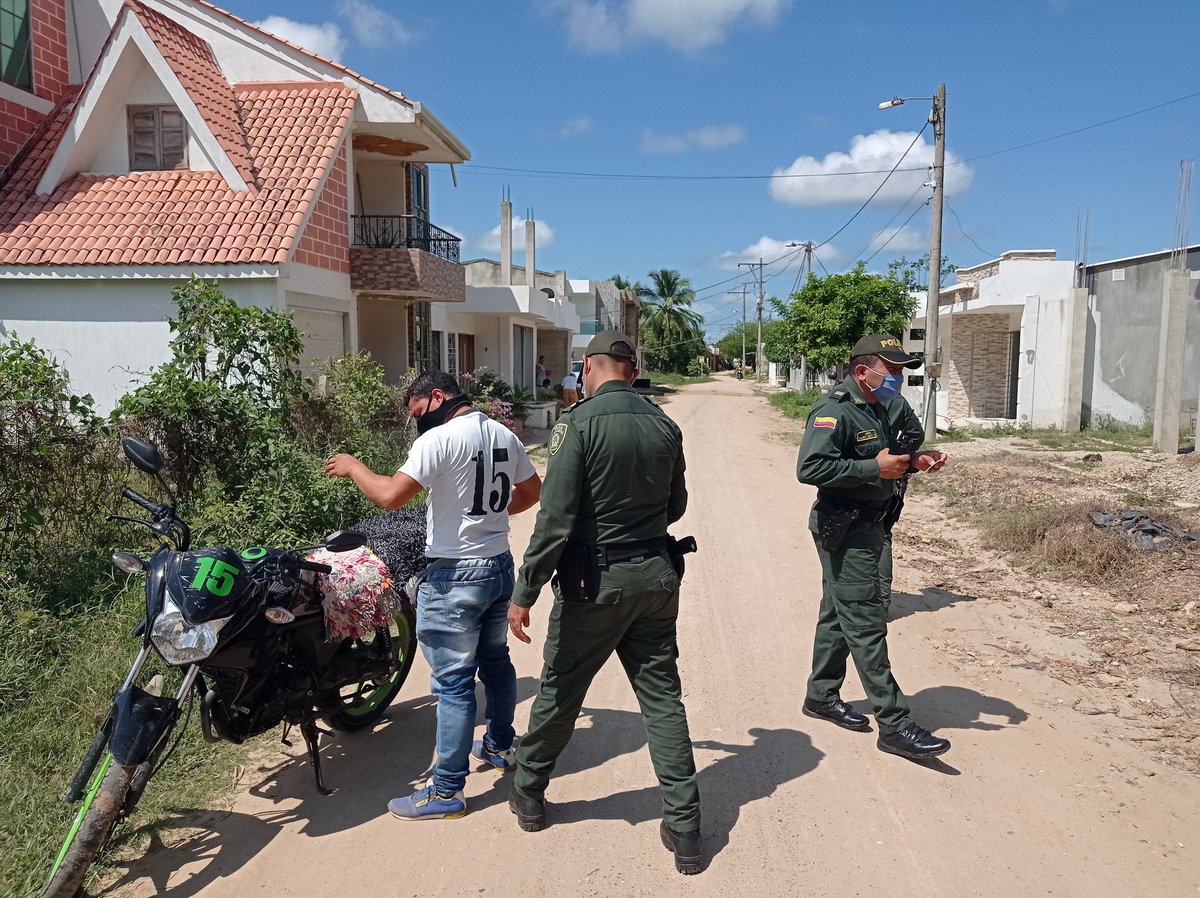 PoliciaDECOR's tweet photo. En #Sahagún en el barrio #IslaDeCapri y la #LaPaz realizamos actividades de control con el fin de prevenir la comisión de delitos. Trabajamos para garantizar su #Seguridad #SomosUnoSomosTodos @region6policia https://t.co/5zlwigl2lz