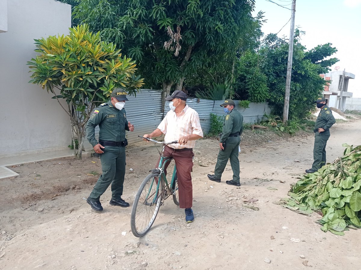 PoliciaDECOR's tweet photo. En #Sahagún en el barrio #IslaDeCapri y la #LaPaz realizamos actividades de control con el fin de prevenir la comisión de delitos. Trabajamos para garantizar su #Seguridad #SomosUnoSomosTodos @region6policia https://t.co/5zlwigl2lz