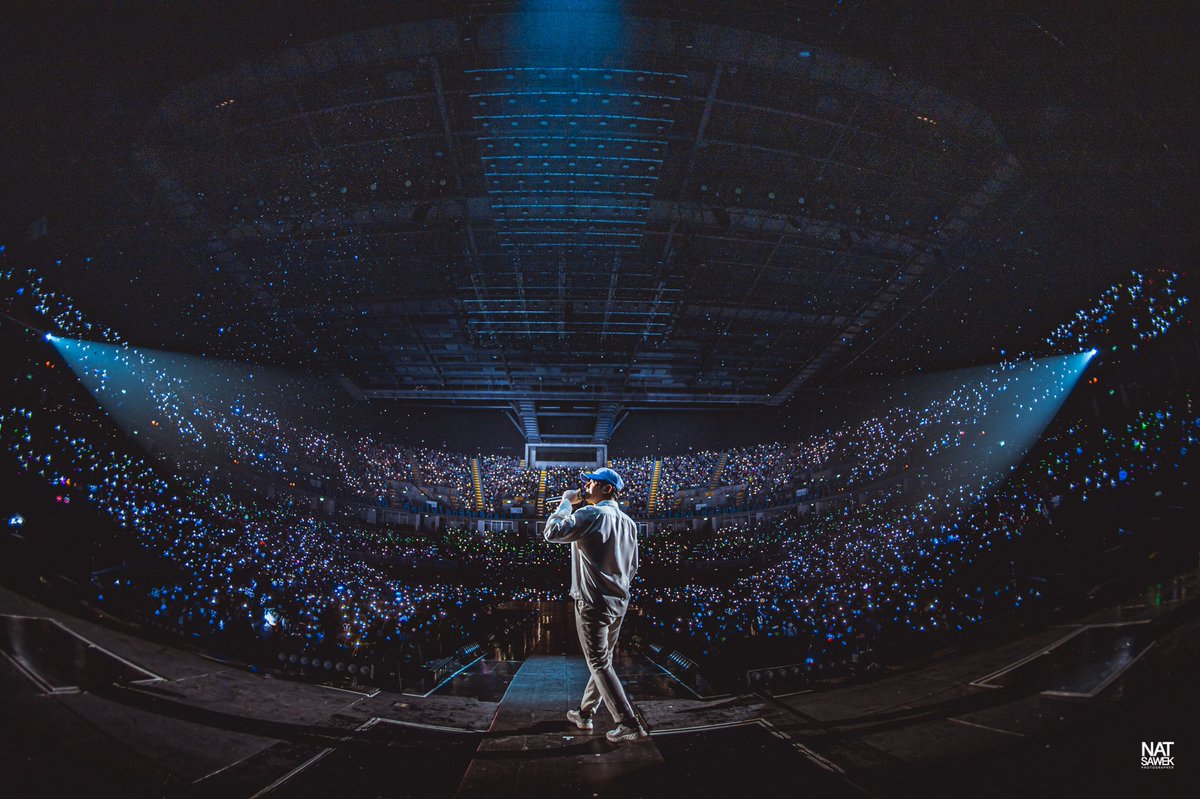 Nat_Sawek's tweet photo. จบงานแล้ว เหมือนยกภูเขาออกจากอก รู้สึกโล่ง วันนี้ถ้าวิ่งบังใครก็ขอโทษเช่นเคยคับ ขอบคุณพี่ๆนุชๆ ที่มาทักทายเอาขนมมาให้ด้วยคับ กลับบ้านดีๆคับ #TheFinalOdysseyConcert #เป๊กผลิตโชค #PeckPaLitChoke #natsawekx21dayxlightsme https://t.co/BbncZS8IPP