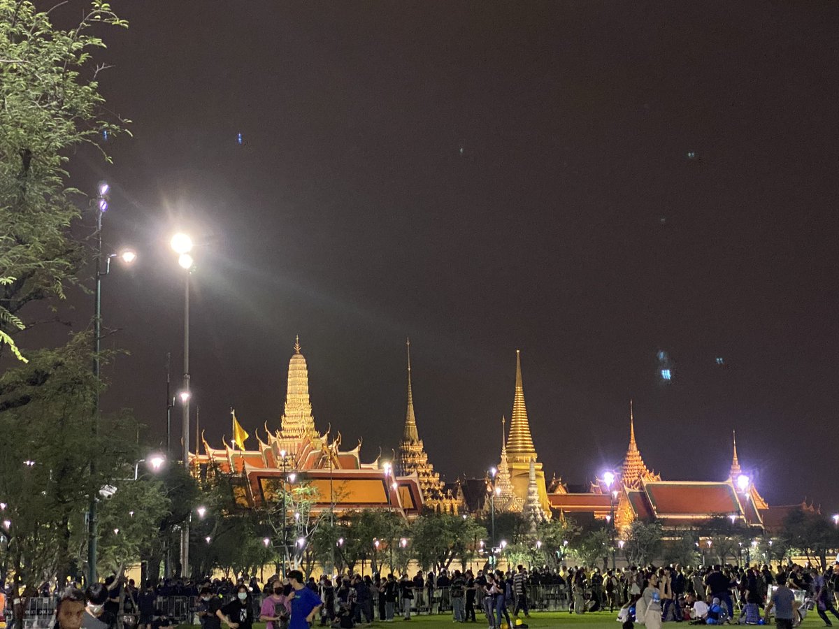BenchaMFP's tweet photo. 22.50 น.ขณะนี้ มวลชนเริ่มทยอยกันเดินทางกลับบ้าน 

ขณะเดียวกันอาจจะมีกองกำลังไม่ทราบฝ่ายได้ปล่อยลมยางรถตู้ตำรวจที่จอดไว้บริเวณศาลหลักเมืองจนแบน โดยไม่ทราบว่าเป็นฝีมือใคร

#ม็อบ8พฤศจิกา https://t.co/Yn4CA3v4s9