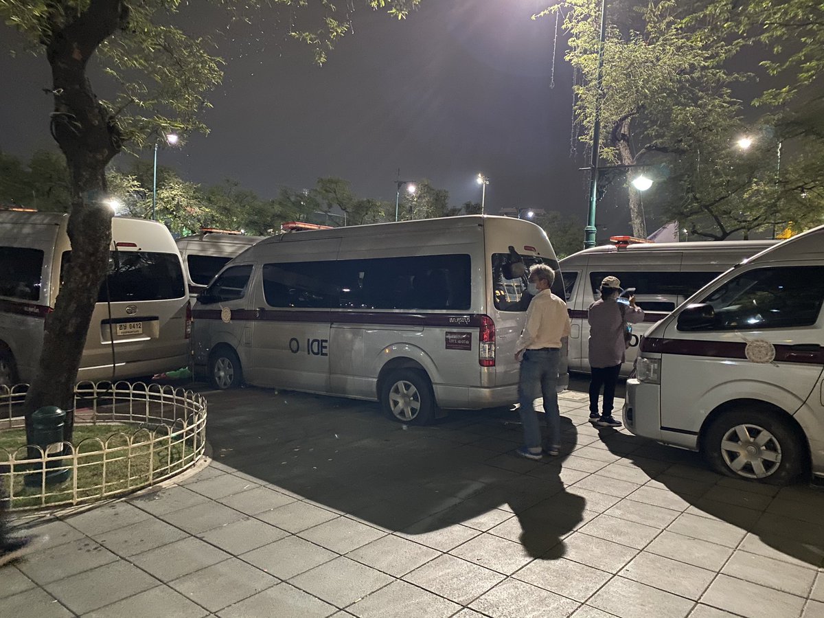 BenchaMFP's tweet photo. 22.50 น.ขณะนี้ มวลชนเริ่มทยอยกันเดินทางกลับบ้าน 

ขณะเดียวกันอาจจะมีกองกำลังไม่ทราบฝ่ายได้ปล่อยลมยางรถตู้ตำรวจที่จอดไว้บริเวณศาลหลักเมืองจนแบน โดยไม่ทราบว่าเป็นฝีมือใคร

#ม็อบ8พฤศจิกา https://t.co/Yn4CA3v4s9