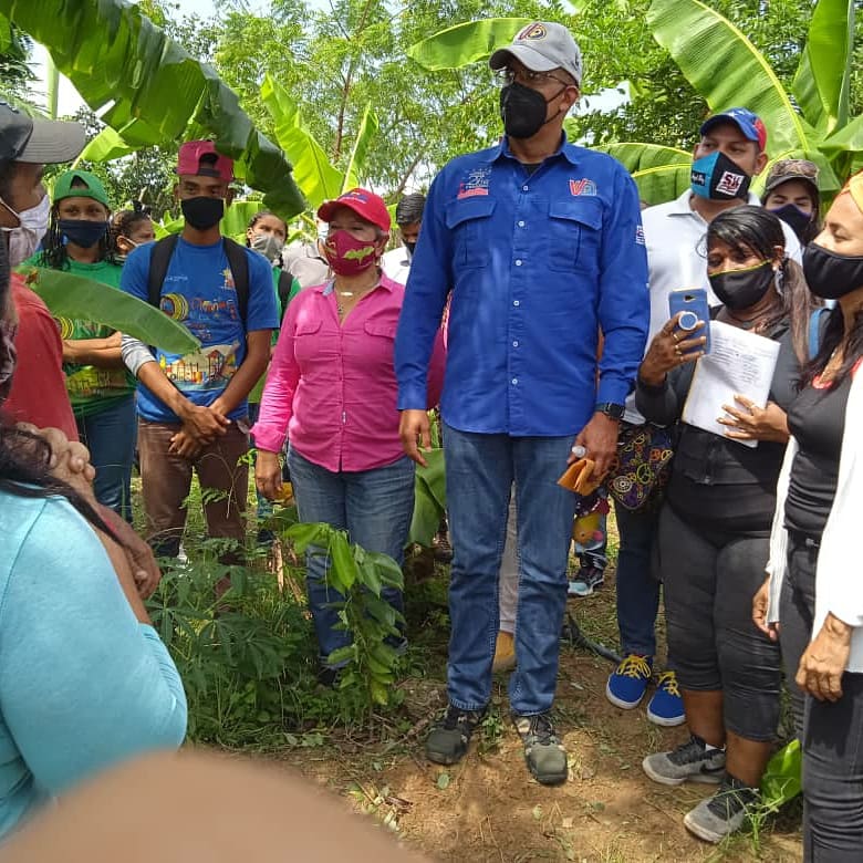 MSVCarabobo10's tweet photo. #8Nov|| Gobierno de Calle realizado en la Base de Misiones Los Olivos Municipio Juan José Mora participación del Movimiento Somos Venezuela, contando con la presencia del ministro de Hábitat y Vivienda Ildemaro Villarroel. 👉 https://t.co/ijorowgj6F
.
#AutodisciplinaPorLaSalud https://t.co/IYhbr7STJE