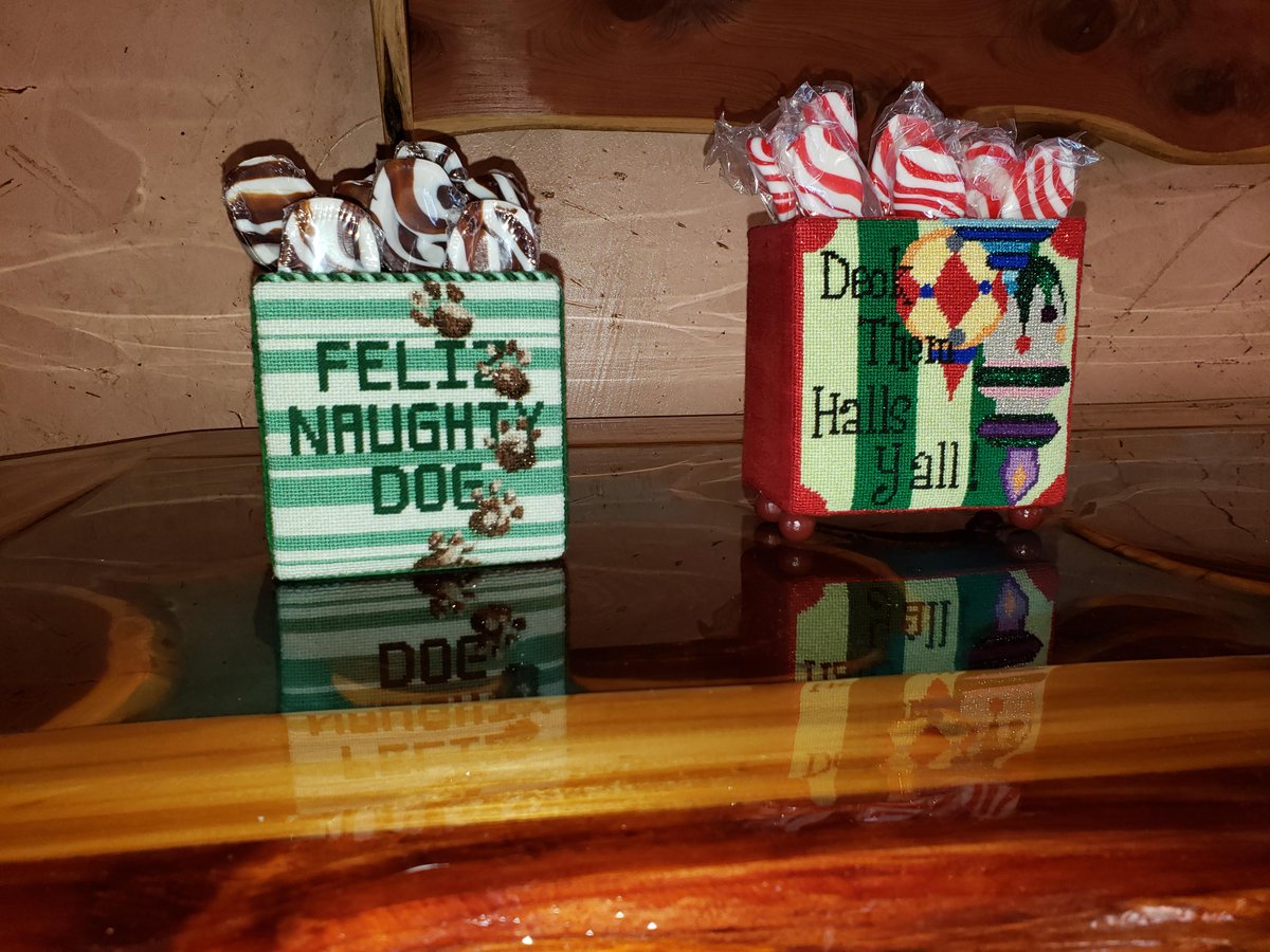 RNeedlepoint's tweet photo. One of our friends says:
"So - Christmas is around the corner, so I was searching for Christmas candy when I came upon these adorable peppermint and cocoa spoons!
What better way to display said candy spoons other than a gorgeous needlepoint box lovingly finished by Rittenhouse." https://t.co/VKXAILj5Rt