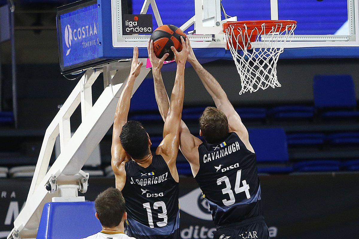 CB1939Canarias's tweet photo. CRÓNICA | Triunfo trabajado ante un correoso @RealBetisBasket (77-73) ➡️ https://t.co/4lP0krHRvN

🔘 El @IBEROSTAR Tenerife suma su séptima victoria liguera en ocho partidos

💛🖤 #VamosCanarias https://t.co/zQqr5qAr72