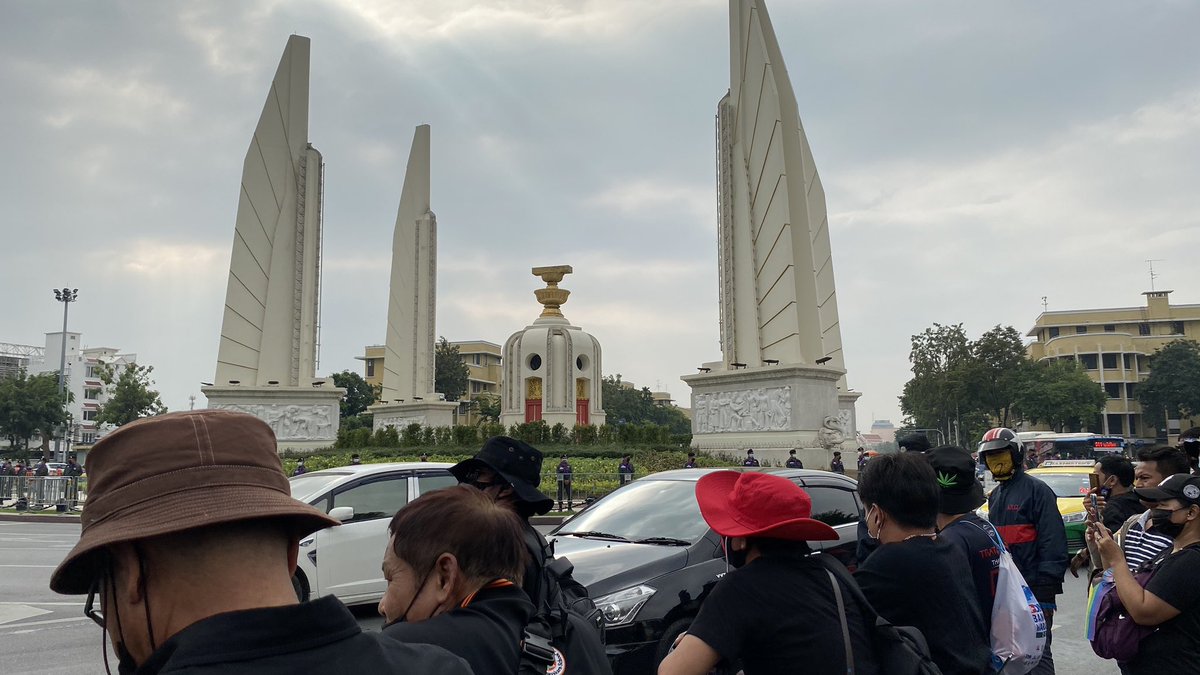 On the pro-democracy side while they were staring across to the royalists on the other side and the police were in the middle. One protestor asking for her rights to wear yellow shirt without being branded as royalist.  #ม็อบ8พฤศจิกา